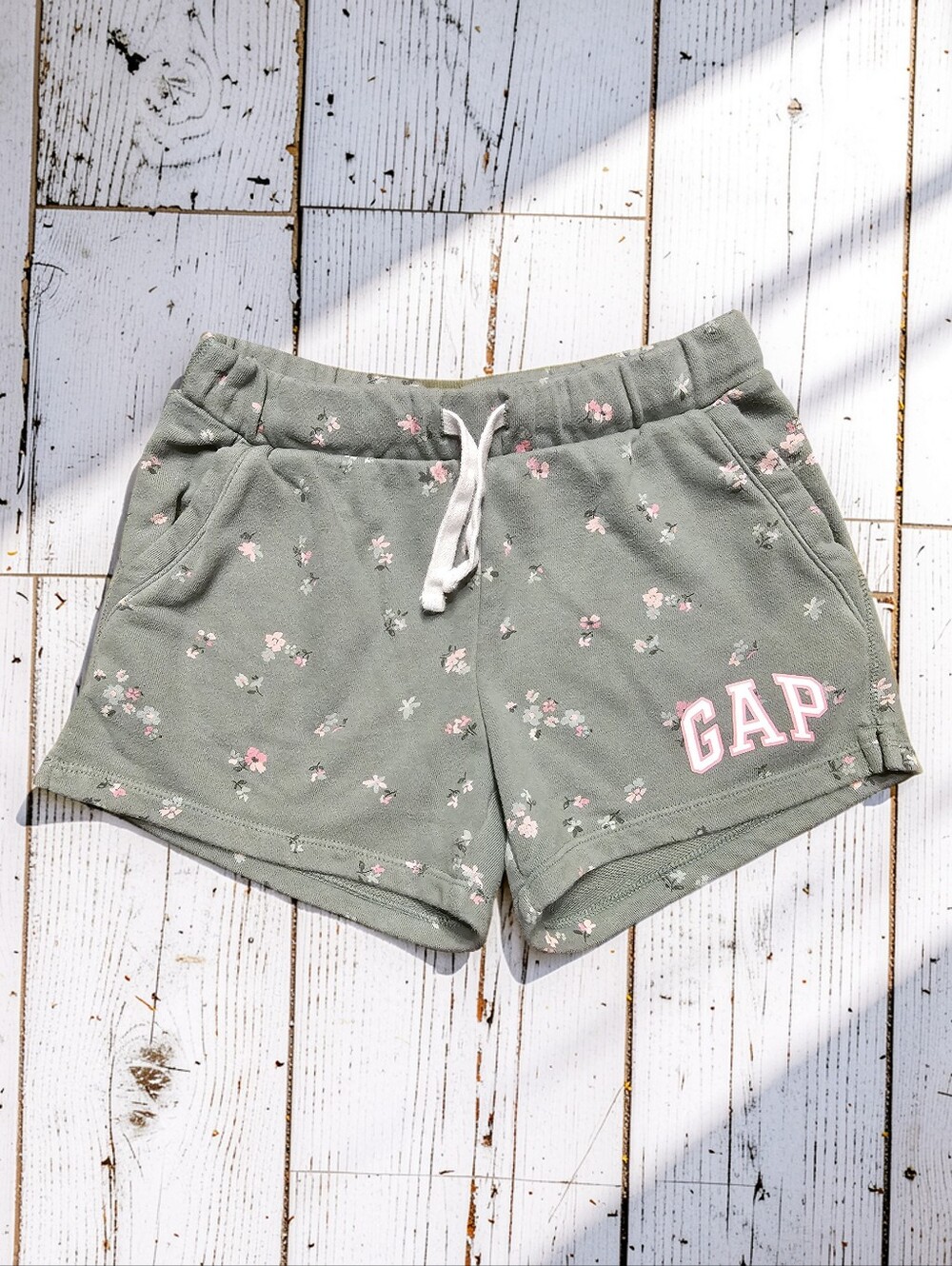 GAP Olive Green Floral Drawstring Athletic Shorts. Size 8. Excellent Condition!
